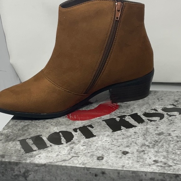 NIB Hot Kiss Beatrice camel colored ankle boots , size 9 - Picture 2 of 8